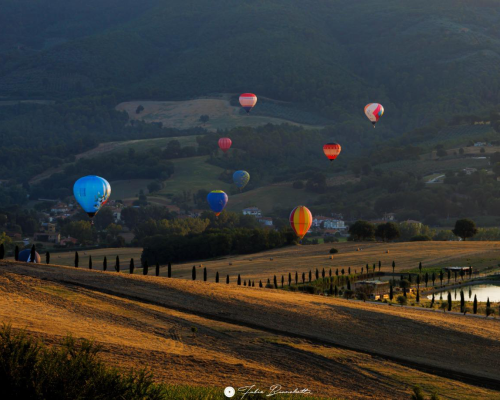 Splendidi voli in mongolfiera sopra la verde Umbria